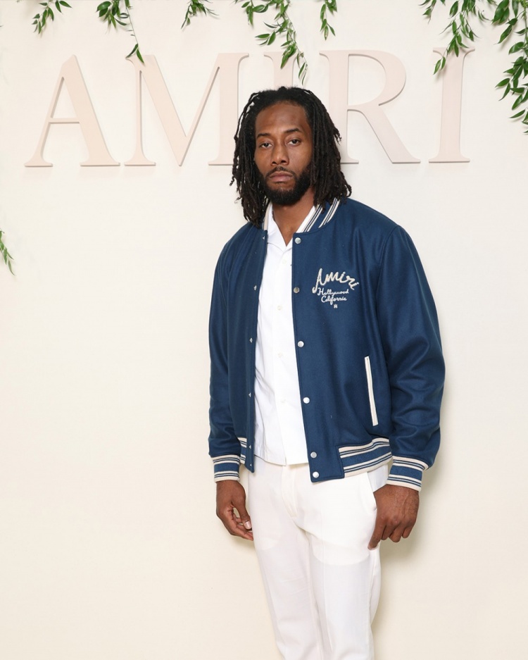 不一样的🤖SLAM给小卡拍摄休闲照：发型狂野&amp;罕见笑容 威少出镜