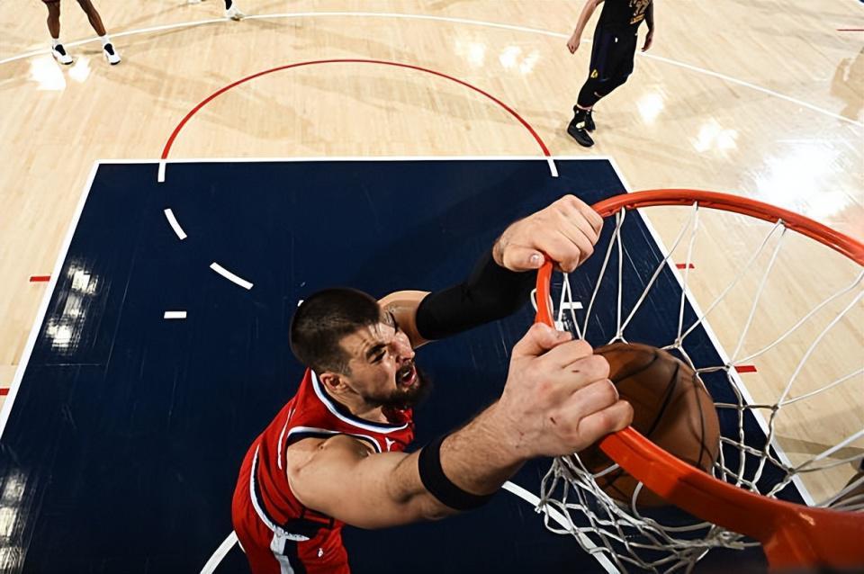 博鱼电竞-打出大号两双数据！内线支柱在快船的地位依然是不可替代的？