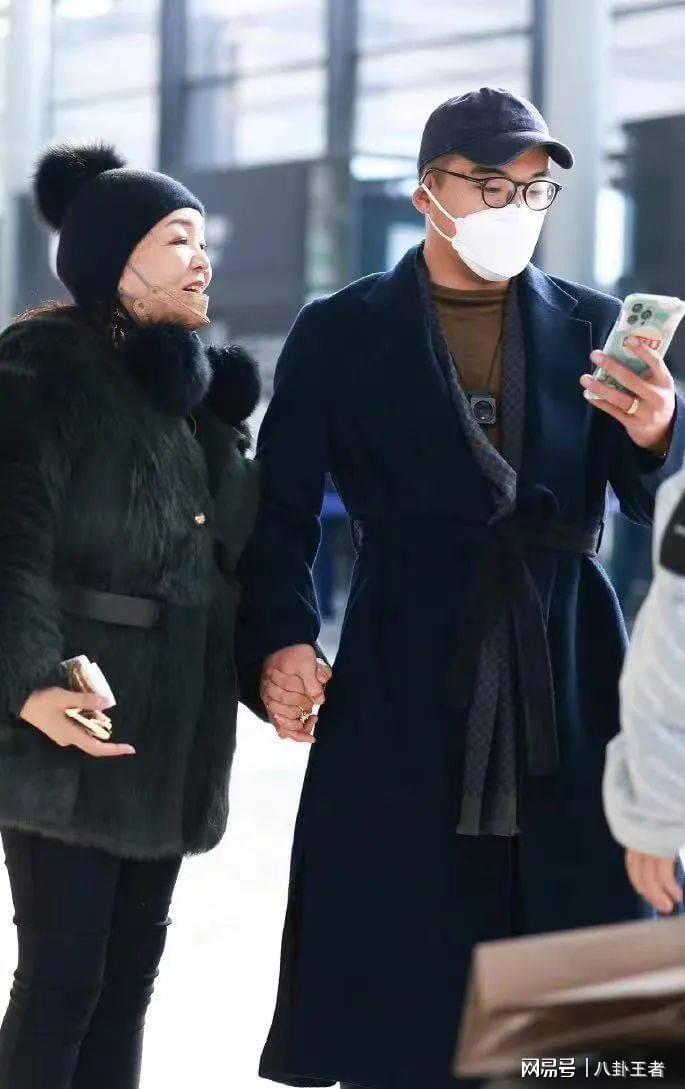 博鱼体育-张兰玩母子恋不挑食!新男友看起来比汪小菲小很多,她是真下得去手