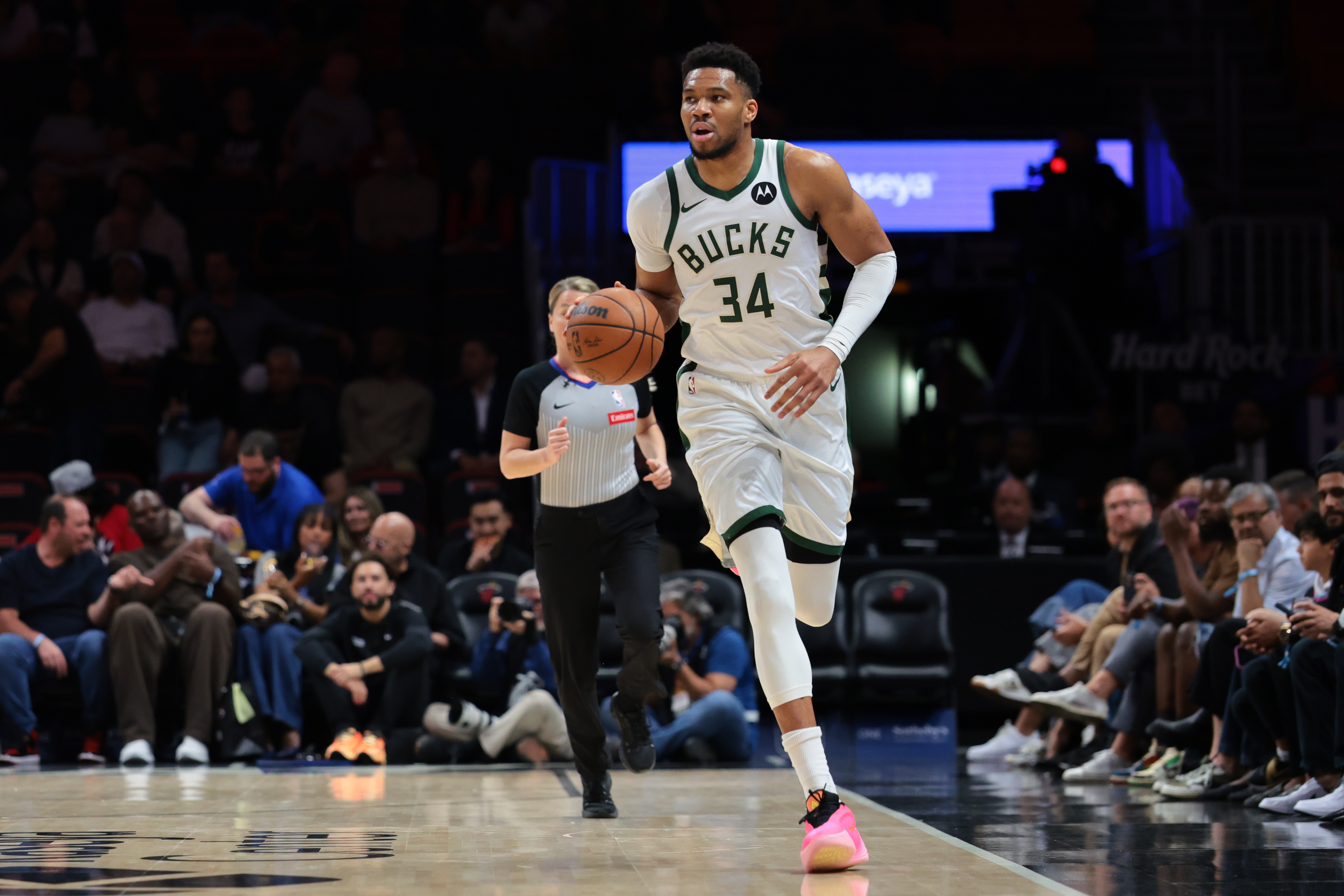 博鱼电竞-身手全能!字母哥半场15中7砍下18分11板5助 罚球5中4